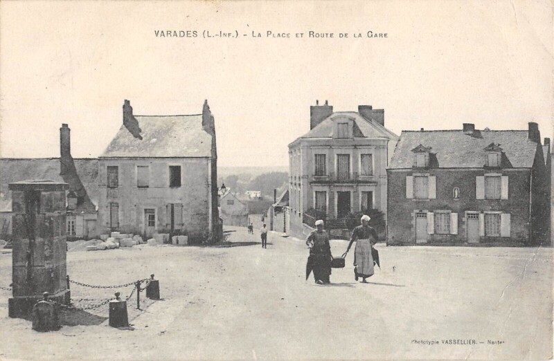 Carte postale ancienne Varades - La Place Et Route De La Gare