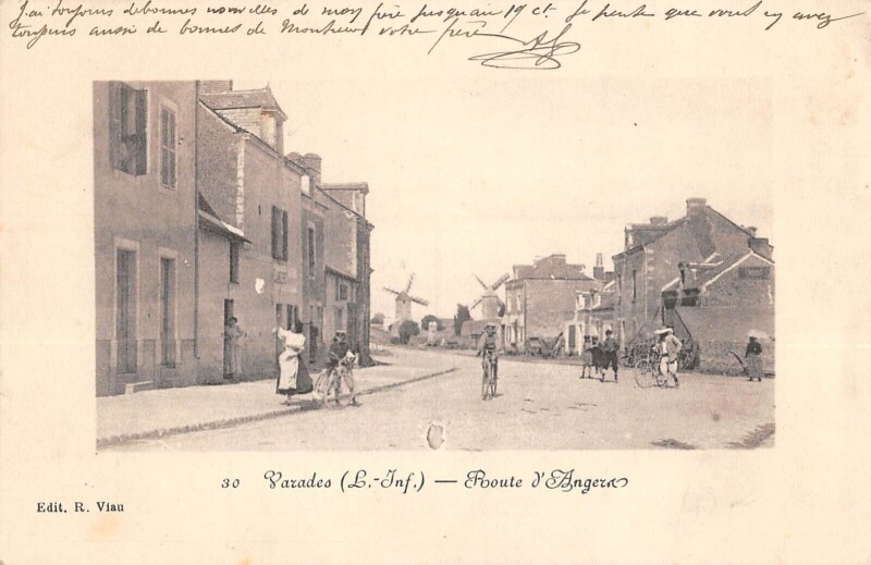 Carte postale ancienne Varades - Route D'Angers