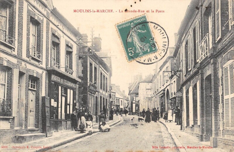 Carte postale ancienne Moulins La Marche - La Grande Rue Et La Poste à Moulins-la-Marche