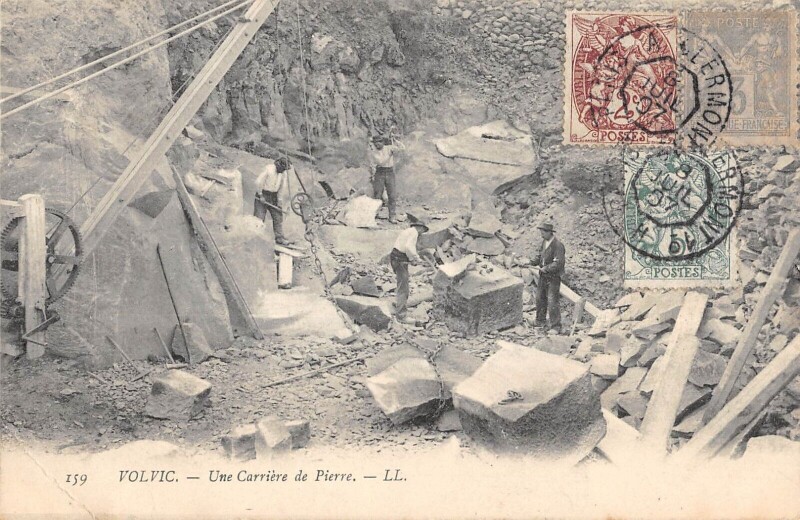 Carte postale ancienne Volvic - Une Carriere De Pierre à Volvic