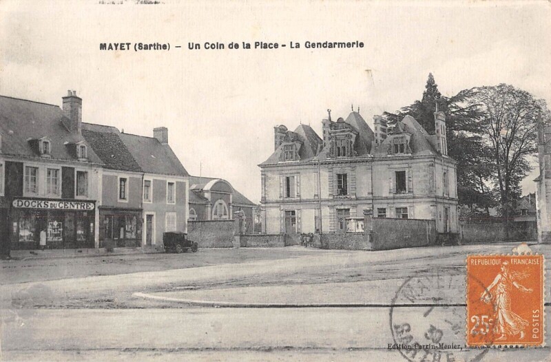 Carte postale ancienne Un Coin de la Place - La Gendarmerie à Mayet