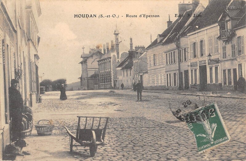 Carte postale ancienne Houdan - Route D'Epernon à Houdan
