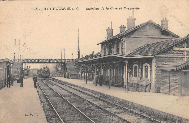 Carte postale ancienne Houilles - Interieur De La Gare Et Passerelle à Houilles