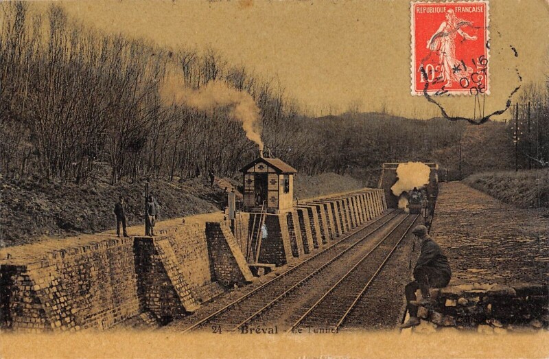 Carte postale ancienne Breval - Le Tunnel