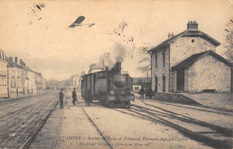 Carte postale ancienne Etampes - Avenue De Paris Et Tramway Etampes Arpajon Corbeil - Aeroplane à Arpajon