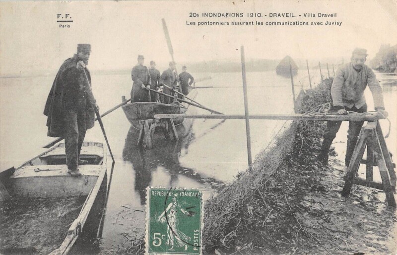 Carte postale ancienne Draveil - Inondations Villa Draveil - Les Pontonniers Assurant La Communi à Draveil