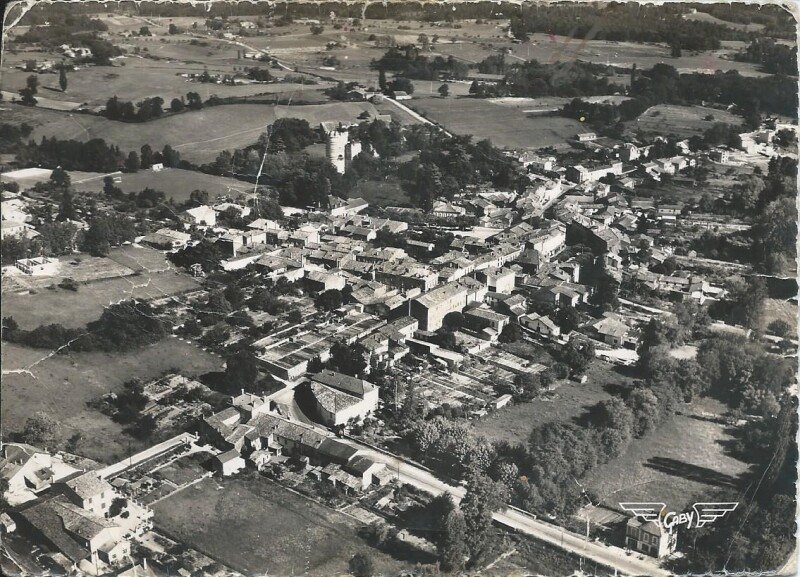 Carte postale ancienne Vue d'Ensemble à Montguyon