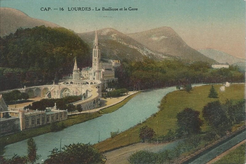 Carte postale ancienne La Basilique et le Gave à Lourdes