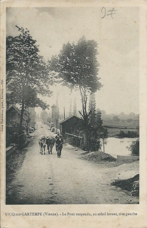 Carte postale ancienne Le Pont suspendu, au soleil levant, rive gauche. à Vicq-sur-Gartempe