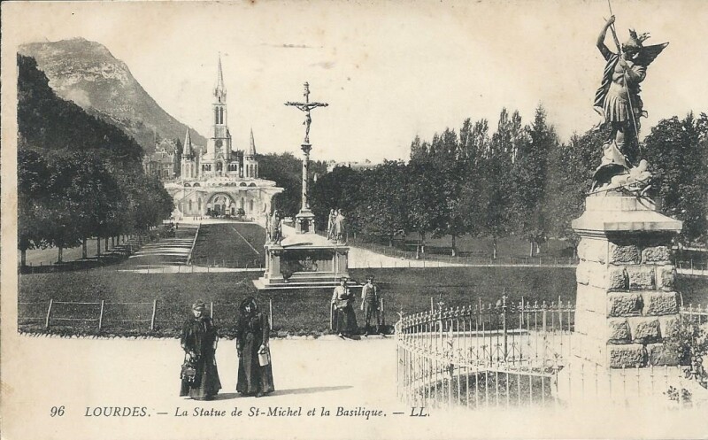 Carte postale ancienne La Statue de Saint-Michel et la Basilique à Lourdes