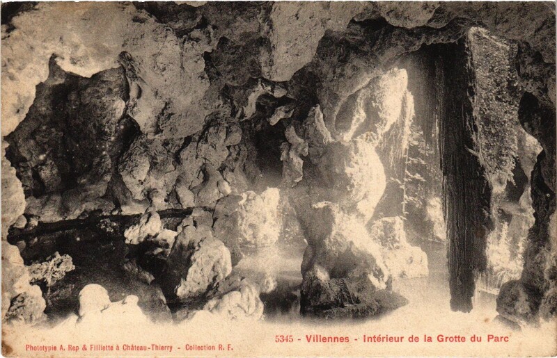 Carte postale ancienne Villennes-sur-Seine Interieur de la Grotte du Parc à Villennes-sur-Seine