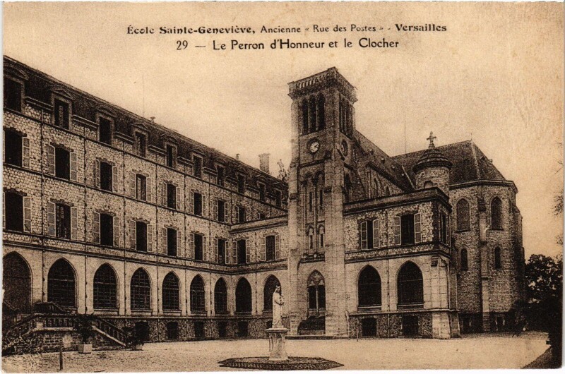 Carte postale ancienne Versailles Ecole Sainte-Genevieve - Perron d'Honneur - Clocher à Versailles