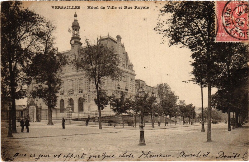 Carte postale ancienne Versailles Rue Royale - Hotel de Ville à Versailles
