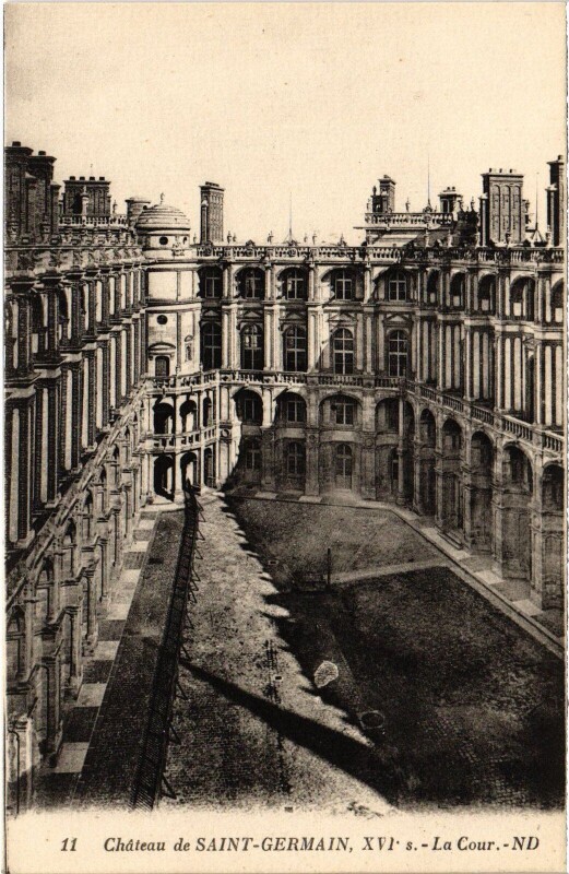 Carte postale ancienne Saint-Germain-en-Laye Chateau - La Cour à Saint-Germain-en-Laye