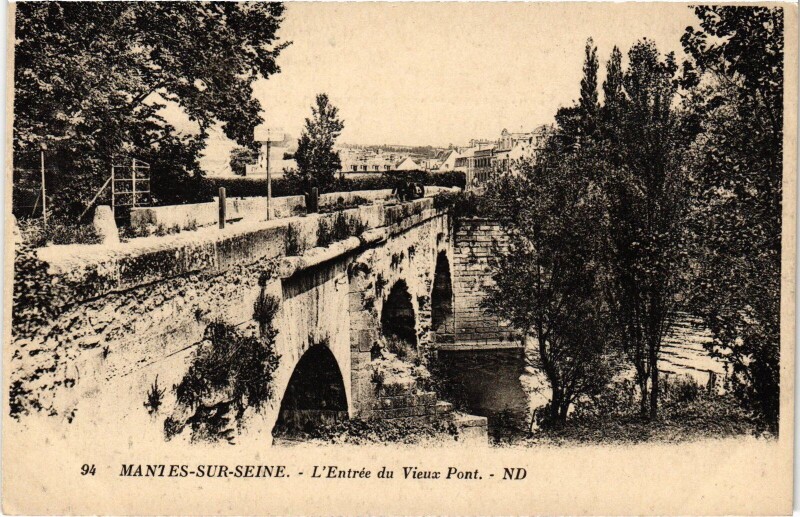 Carte postale ancienne Mantes-la-Jolie L'Entree du Vieux Pont à Mantes-la-Jolie
