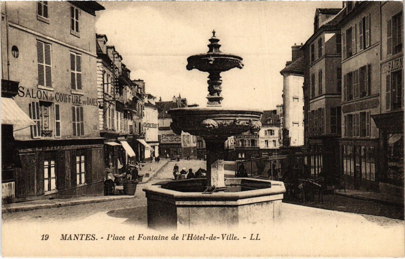 Carte postale ancienne Mantes-la-Jolie Place et Fontaine de l'Hotel de Ville à Mantes-la-Jolie