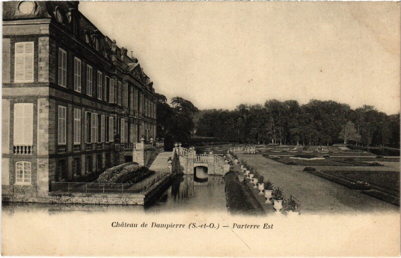 Carte postale ancienne Dampierre Chateau - Parterre Est