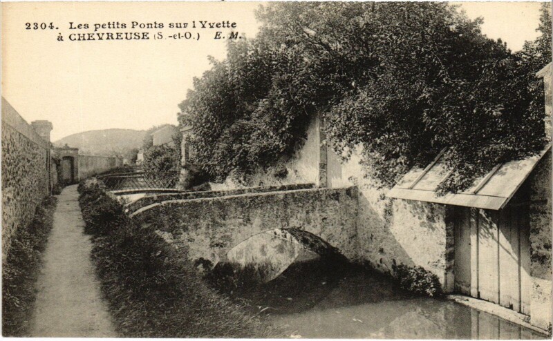 Carte postale ancienne Chevreuse Les Petits Ponts sur l'Yvette à Chevreuse