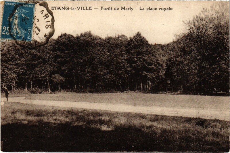 Carte postale ancienne L'Etang-la-Ville Foret de Marly - La Place Royale à Saint-Nom-la-Bretèche