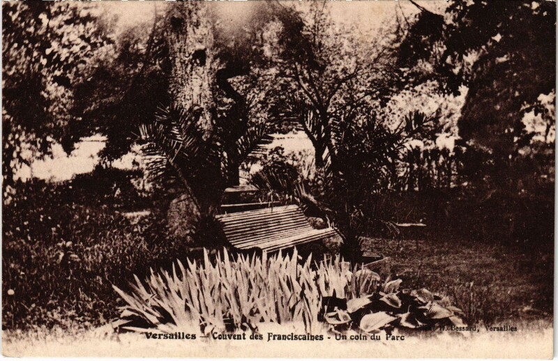 Carte postale ancienne Versailles Couvent des Franciscaires - Un Coin du Parc à Versailles