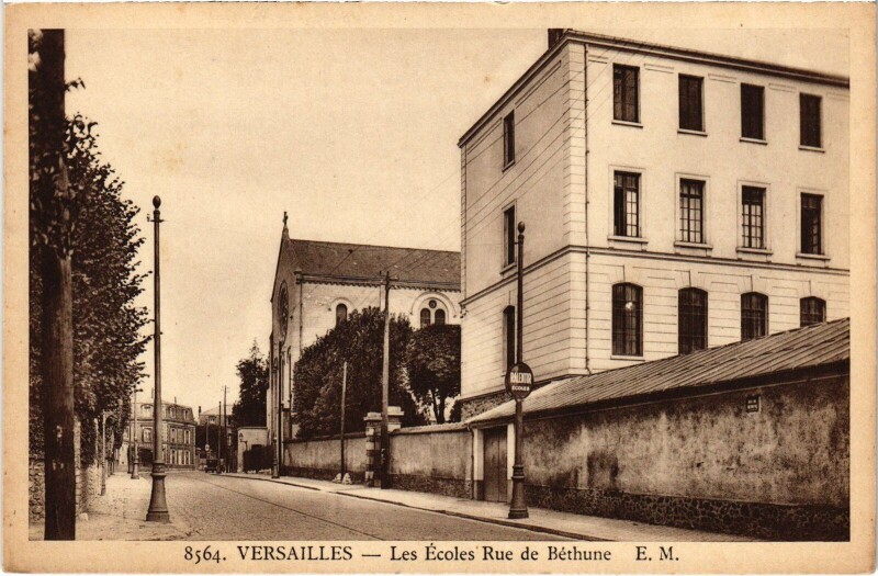 Carte postale ancienne Versailles Les Ecoles Rue de Bethune à Versailles