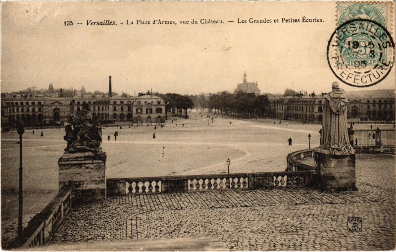 Carte postale ancienne Versailles Place d'Armes - Vue du Chateau - Ecuries à Versailles