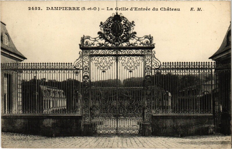 Carte postale ancienne Dampierre La Grille d'Entree du Chateau
