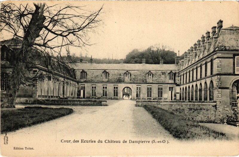 Carte postale ancienne Dampierre Chateau - Cour des Ecuries du Chateau