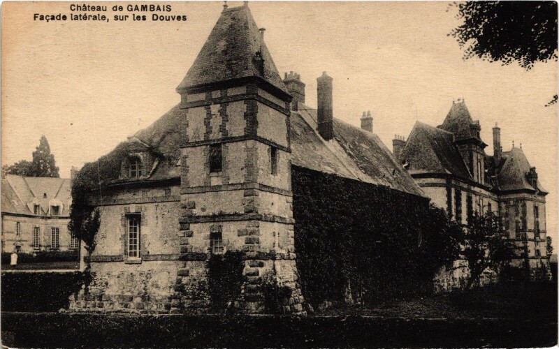 Carte postale ancienne Gambais Chateau - Facade Laterale - Sur les Douves à Gambais