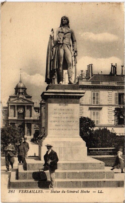 Carte postale ancienne Versailles Statue du General Hoche à Versailles
