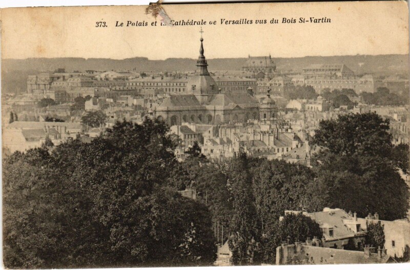 Carte postale ancienne Versailles Le Palais et la Cathedrale vus du Bois Saint-Vartin à Versailles