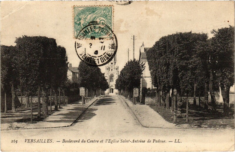 Carte postale ancienne Versailles Boulevard du Centre - Eglise Saint-Antoine de Padoue à Versailles