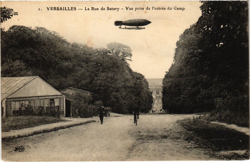 Carte postale ancienne Versailles La Rue de Satory - Vue prise de l'Entree du Camp à Versailles