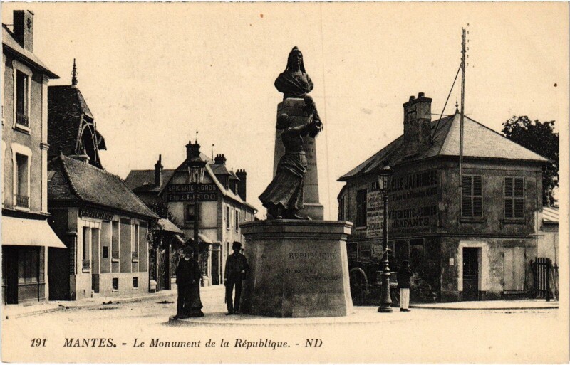 Carte postale ancienne Mantes-la-Jolie Le Monument de la Republique à Mantes-la-Jolie