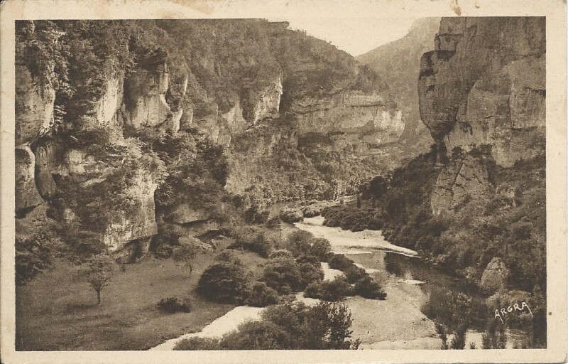 Carte postale ancienne Le Cirque des Baumes à Massegros Causses Gorges