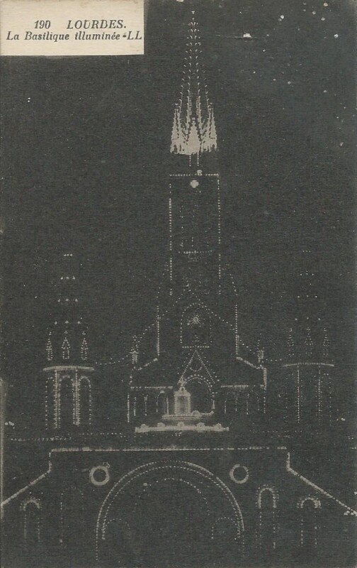 Carte postale ancienne La Basilique illuminée à Lourdes