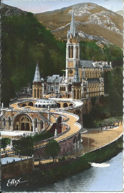 Carte postale ancienne La Basilique et le Gave à Lourdes