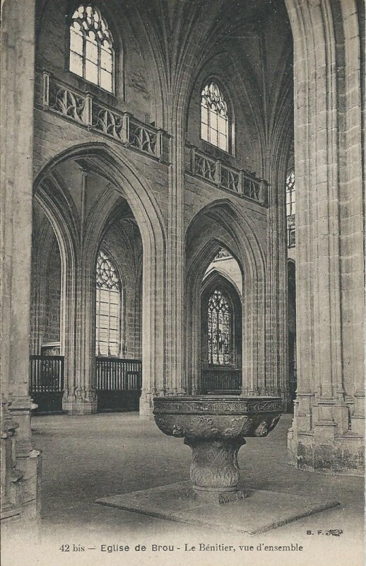 Carte postale ancienne Eglise de Brou - Le Bénitier, vue d'ensemble à Bourg-en-Bresse