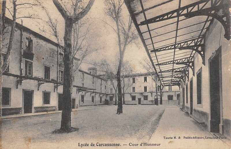 Carte postale ancienne Carcassonne - Lycee De Carcassonne - Cour D'Honneur à Carcassonne