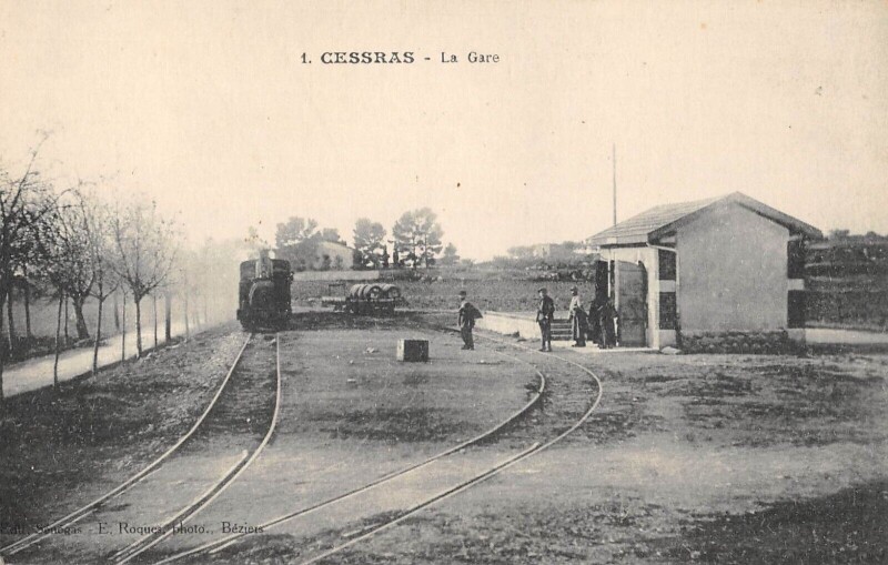 Carte postale ancienne Cesseras - La Gare - Train En Gare à Cesseras