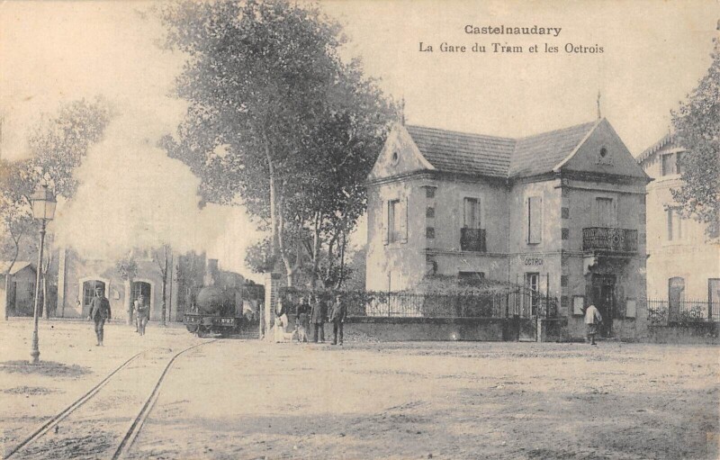 Carte postale ancienne Castelnaudary - La Gare Du Tram Et Les Octrois - Train Dans La Rue à Castelnaudary