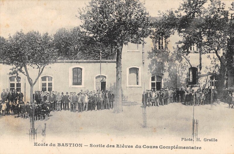 Carte postale ancienne Carcassonne - Ecole Du Bastion - Sortie Des Eleves Du Cours Complementair à Carcassonne
