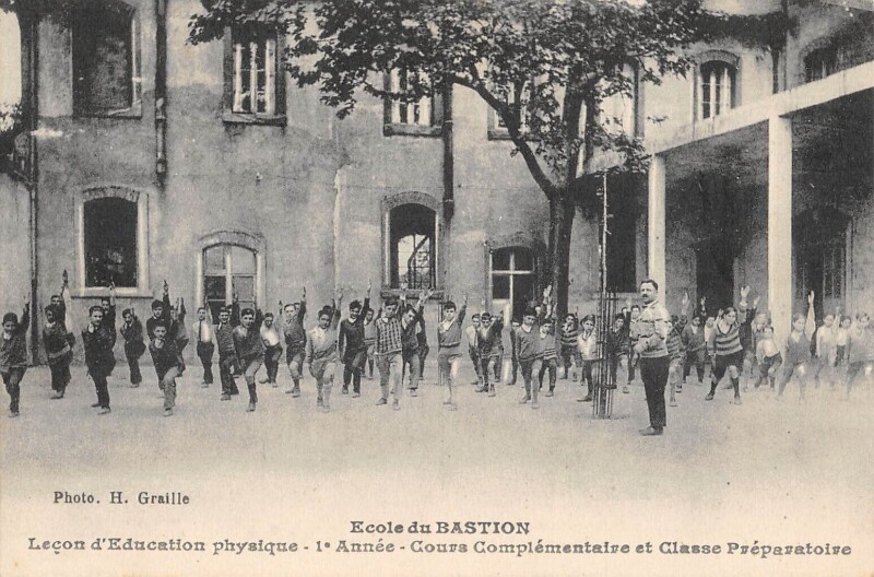 Carte postale ancienne Carcassonne - Ecole Du Bastion - Lecon D'Education Physique - Cours Compl à Carcassonne