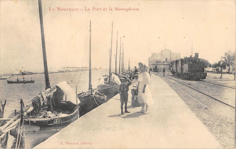 Carte postale ancienne La Nouvelle / Le Port Et Le Semaphore / Train