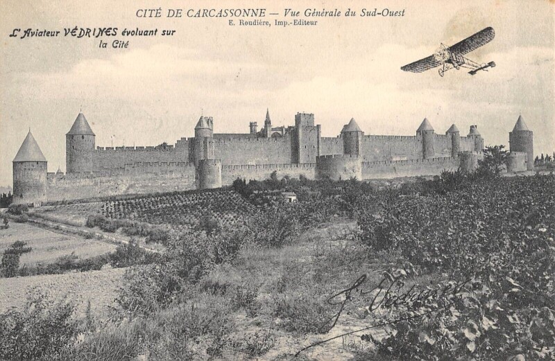 Carte postale ancienne Cite De Carcasonne - L'Aviateur Vedrines Evoluant Sur La Cite - Avion