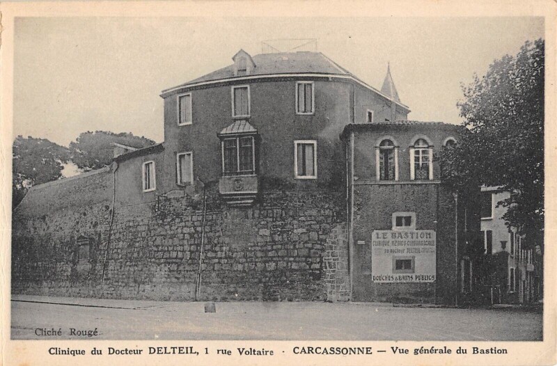 Carte postale ancienne Carcassonne - Clinique Du Docteur Delteil - Rue Voltaire - Vue Generale à Carcassonne