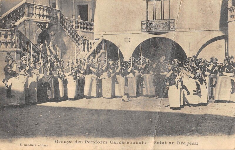 Carte postale ancienne Carcassonne - Groupe Des Pandores Carcassonnais - Salut Au Drapeau /rare à Carcassonne