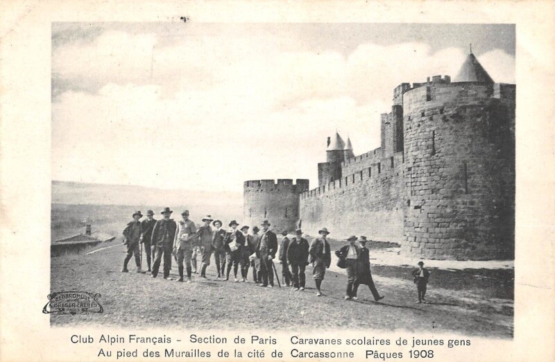 Carte postale ancienne Carcassonne - Club Alpin Francais - Section Paris - Caravanes Scolaires D à Carcassonne