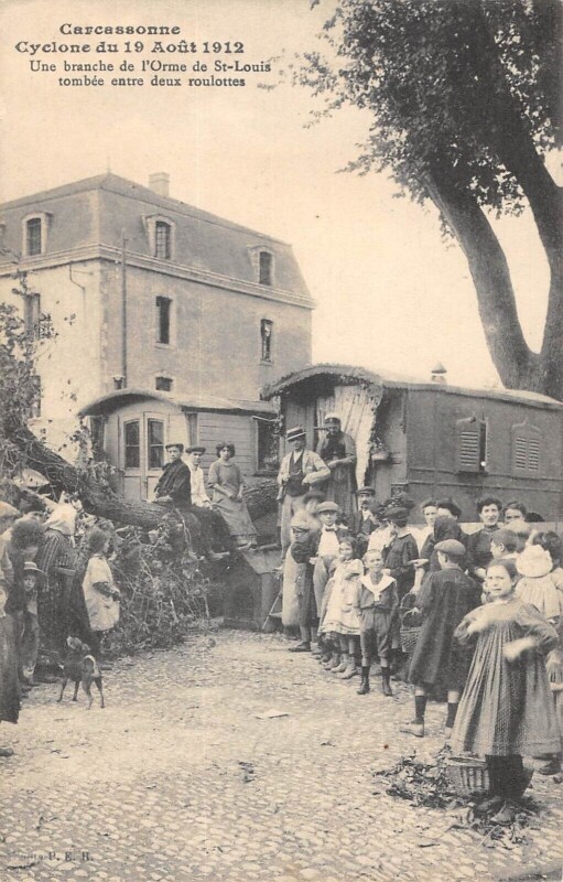 Carte postale ancienne Carcassonne / Cyclone Du 19 Aout 1912 / Roulotte De Gitans / Bohemiens à Carcassonne