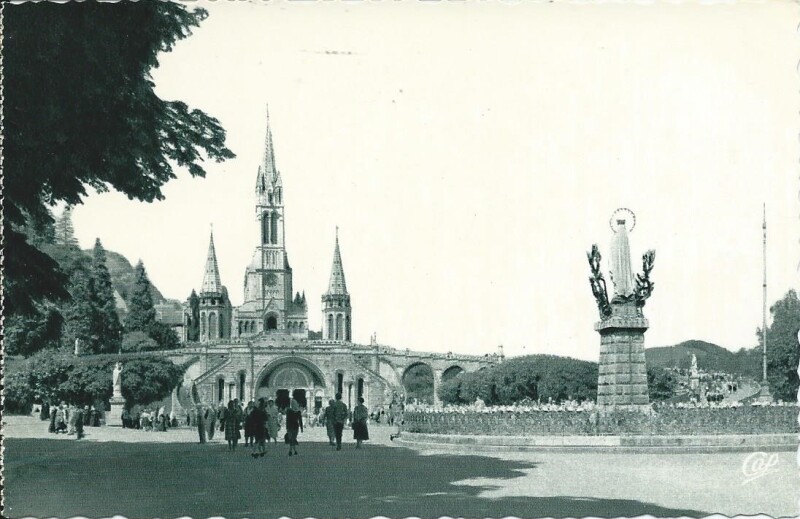 Carte postale ancienne La Basilique et la Vierge couronnée à Lourdes